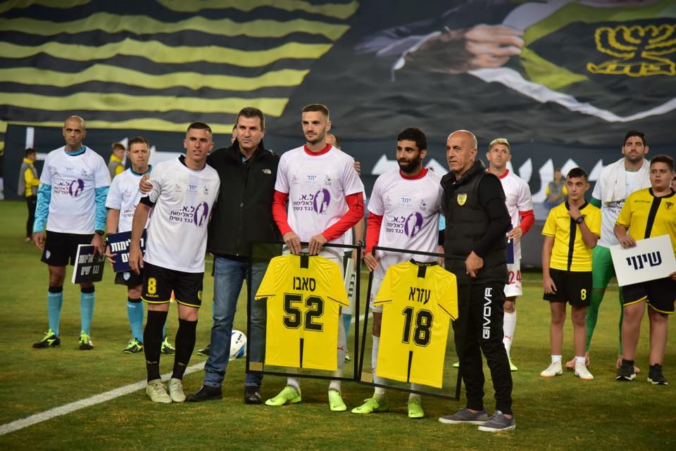 חן עזרא ואריק סאבו מקבלים חולצות צהובות. קבלת פנים יפה (צילום: באדיבות הפועל ''תדיראן'' באר שבע)